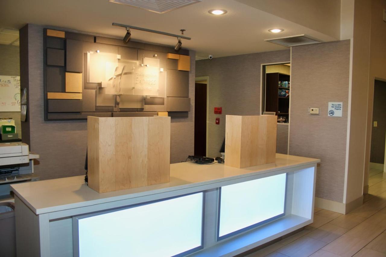 Holiday Inn Express By Ihg Douglas Exterior photo